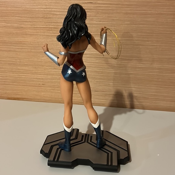 DC Icons Wonder Woman 75 statue sculpted by Erick Sosa - Picture 6 of 8